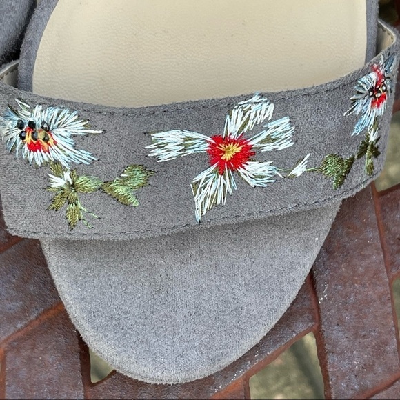 💋Bebe Gray Embroidered Floral Ankle Strap Faux Suede Open Toe Heels - Picture 11 of 15